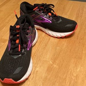 Brooks size 7 running shoes.